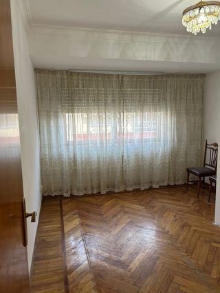 Se vende piso amplio de 4 habitaciones.