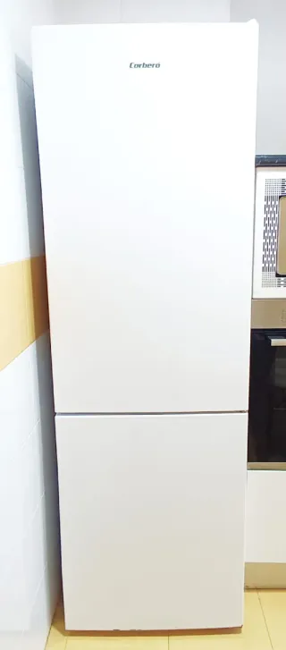 Cocina completa blanca y negra.