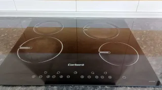 Cocina completa blanca y negra.