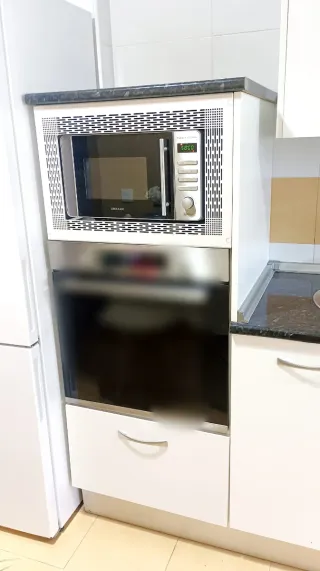 Cocina completa blanca y negra.