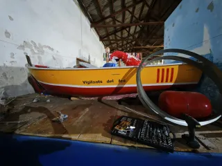 Barca pequeña sin papeles