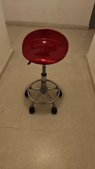 Taburete Rojo con Ruedas