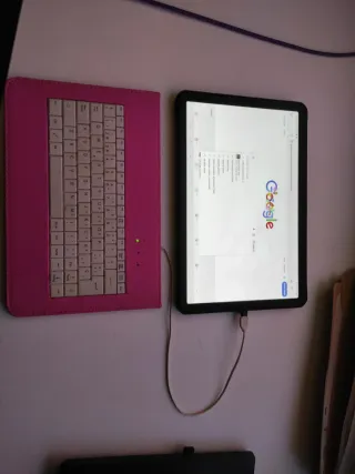 Teclado rosa para tablet y móvil