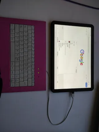 Teclado rosa para tablet y móvil