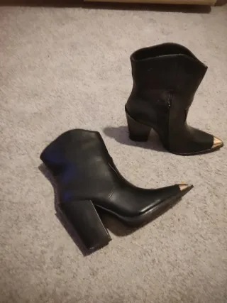 Botas negras tobillo tacón punta dorada