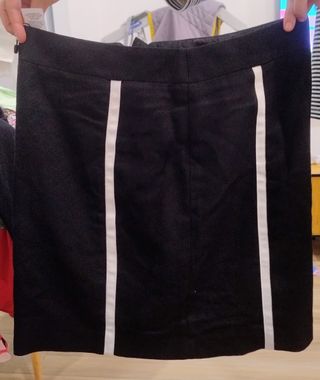 Falda corta negra con detalles blancos