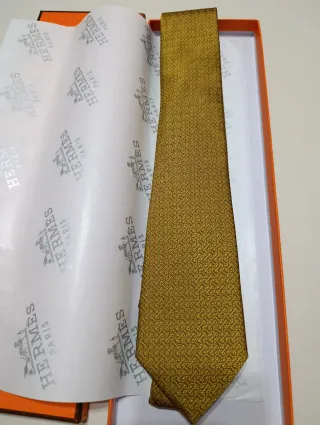 Corbata Hermès dorada