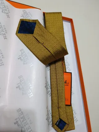 Corbata Hermès dorada