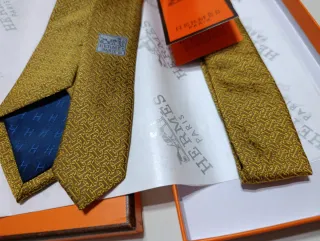 Corbata Hermès dorada