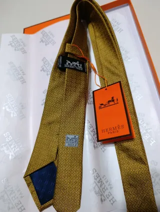 Corbata Hermès dorada