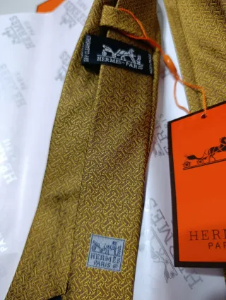 Corbata Hermès dorada
