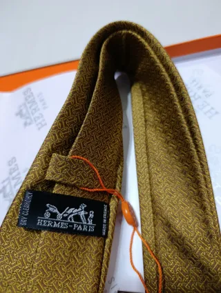 Corbata Hermès dorada