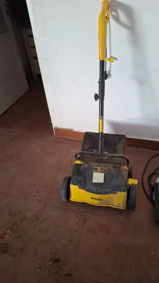 Limpia  césped y lo levanta