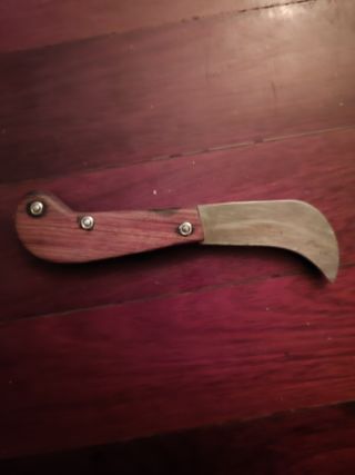 Herramienta de jardinería con mango de madera