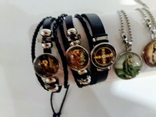 3 Pulseras y 4 Collares