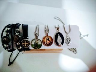 3 Pulseras y 4 Collares