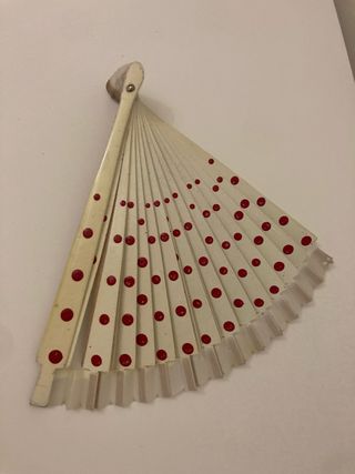 Abanico blanco con lunares rojos
