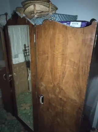 Mueble antiguo de madera y cristal