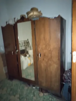 Mueble antiguo de madera y cristal