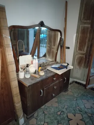 Mueble antiguo de madera y cristal