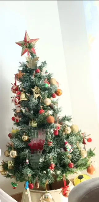 Árbol de Navidad con adornos
