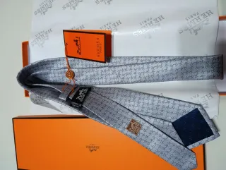 Corbata Hermès Gris y Blanca