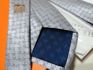 Corbata Hermès Gris y Blanca