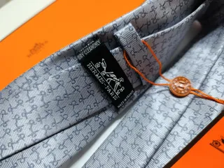Corbata Hermès Gris y Blanca