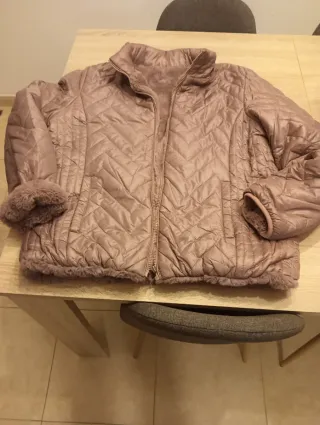 Anorak reversible , calienta mucho .