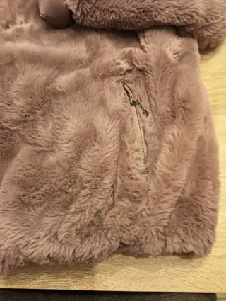 Anorak reversible , calienta mucho .