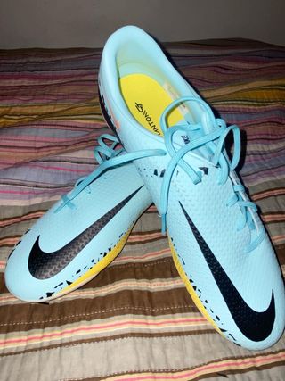 Botas de tacos Nike fútbol azul y amarillo