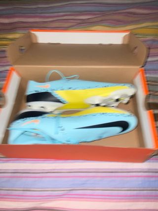 Botas de tacos Nike fútbol azul y amarillo