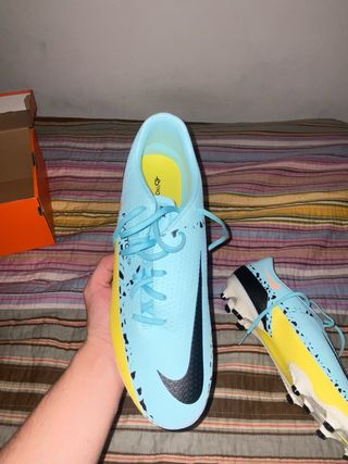 Botas de tacos Nike fútbol azul y amarillo