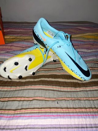 Botas de tacos Nike fútbol azul y amarillo