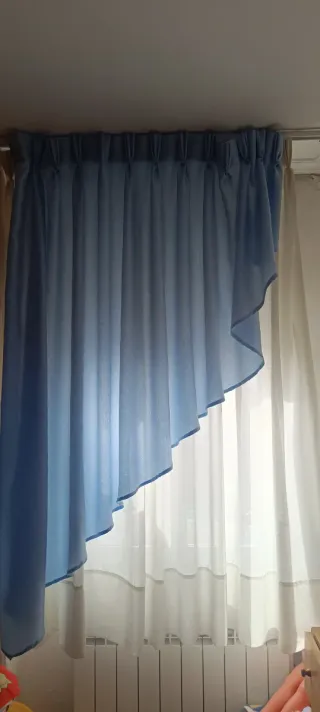 Cortinas azules y blancas
