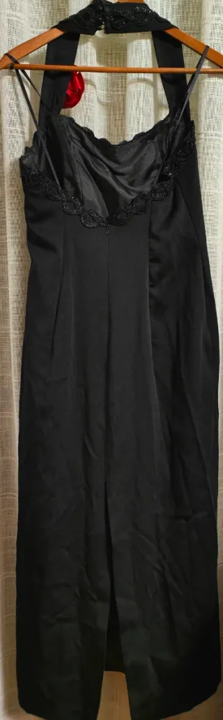 Vestido largo negro con pedrería y flor