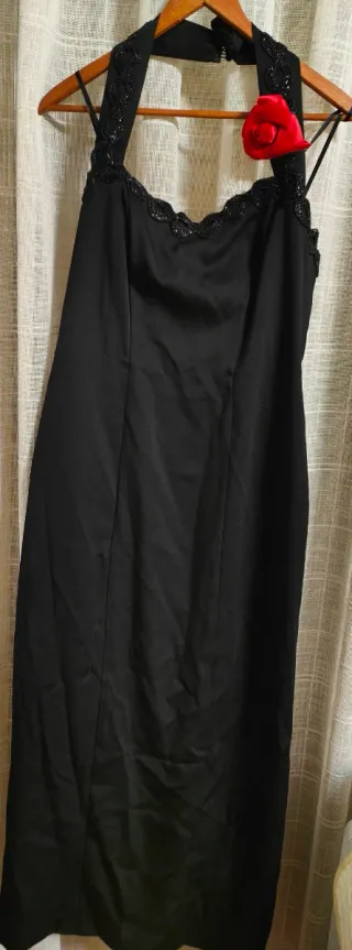 Vestido largo negro con pedrería y flor