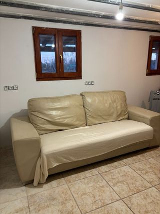 Se regala!!OPORTUNIDAD!!! Sofá de piel color crema