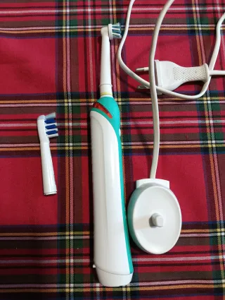 Spazzolino Elettrico Braun con Caricabatterie