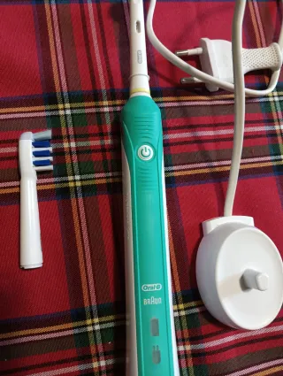 Spazzolino Elettrico Braun con Caricabatterie