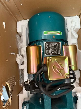 Mulino con supporti e viti