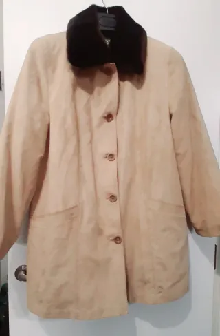 Chaqueta beige con cuello de pelo