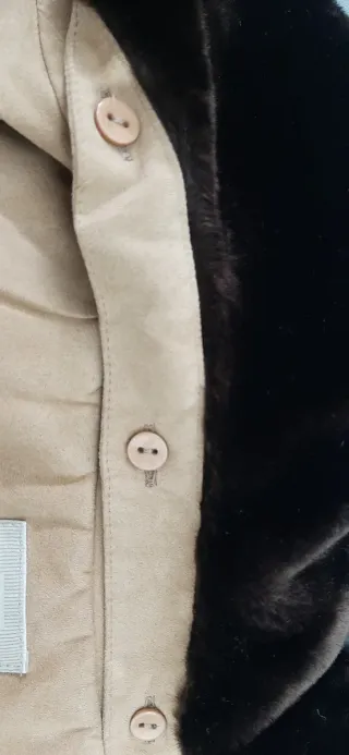 Chaqueta beige con cuello de pelo