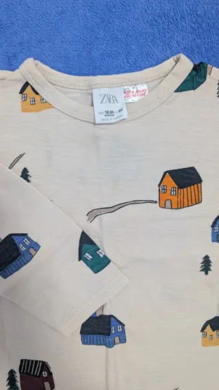 Camiseta infantil con estampado de casas