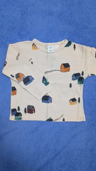 Camiseta infantil con estampado de casas