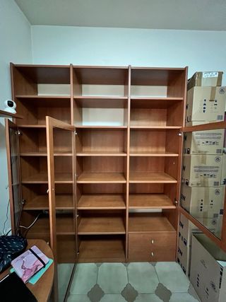 Libreria in legno con ante in vetro