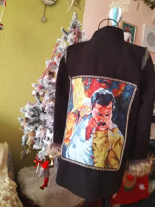 Abrigo Queen Negro con Estampado Multicolor