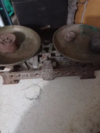 Báscula antigua de pesas