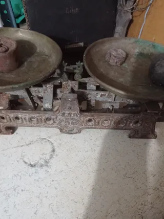 Báscula antigua de pesas