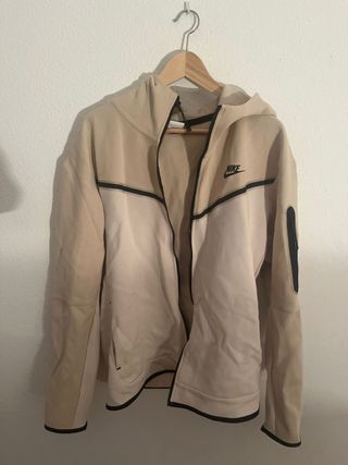 Nike Tech Fleece Beige y Negro